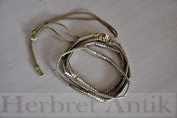 Nr 24. Armband, brunt