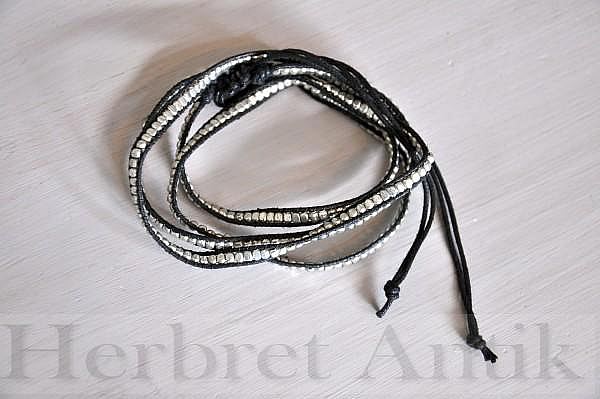 Nr 23. Armband, svart 