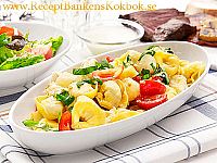 Kall tortellinisallad med mozzarella och melondressing