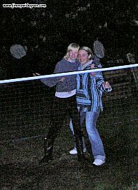 Carol och Jenny spelar badminton